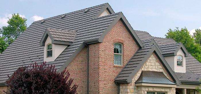 Valitsemme kattotöiden materiaalin: mikä on parempi - metallia tai aaltopahvia?